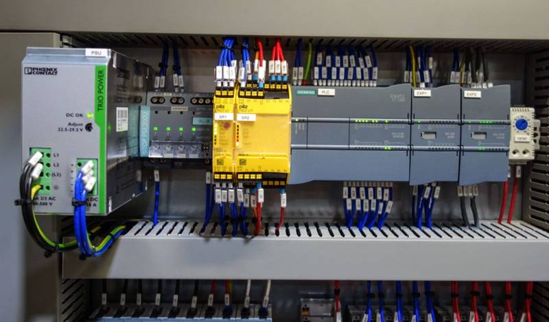 PLC điều khiển trong tủ điện công nghiệp