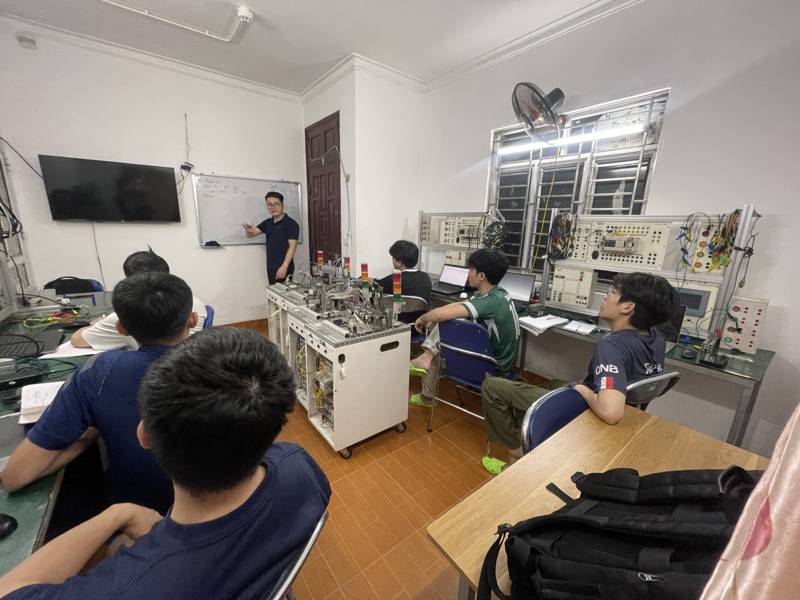 học viên thực hành đào tạo PLC tại Hà Nội