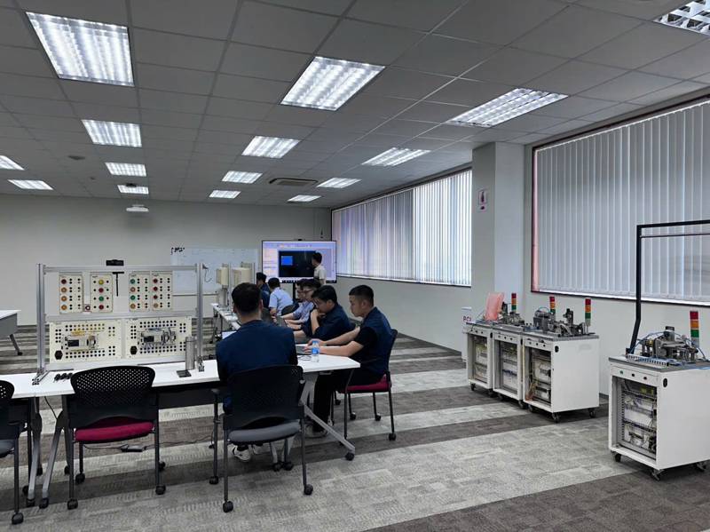 thực hành PLC trên thiết bị thật cho học viên Bắc Ninh