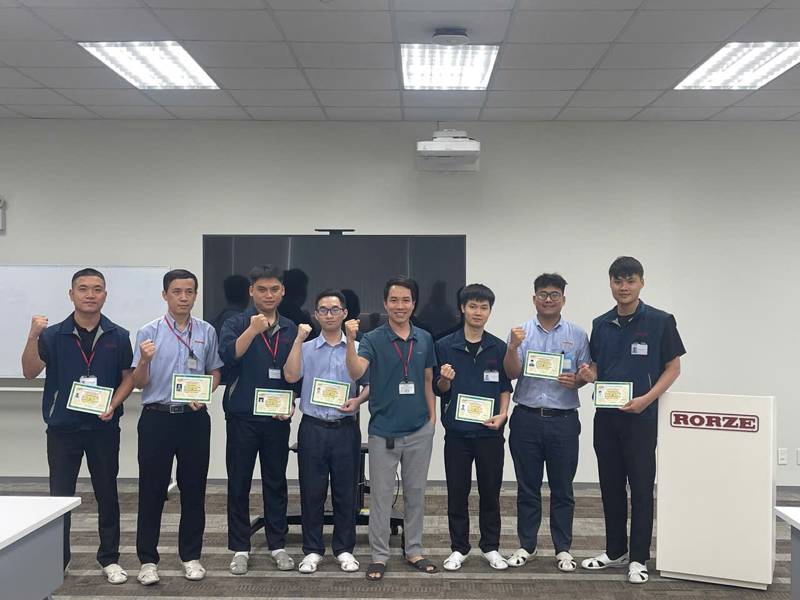 học viên nhận chứng nhận khóa học PLC