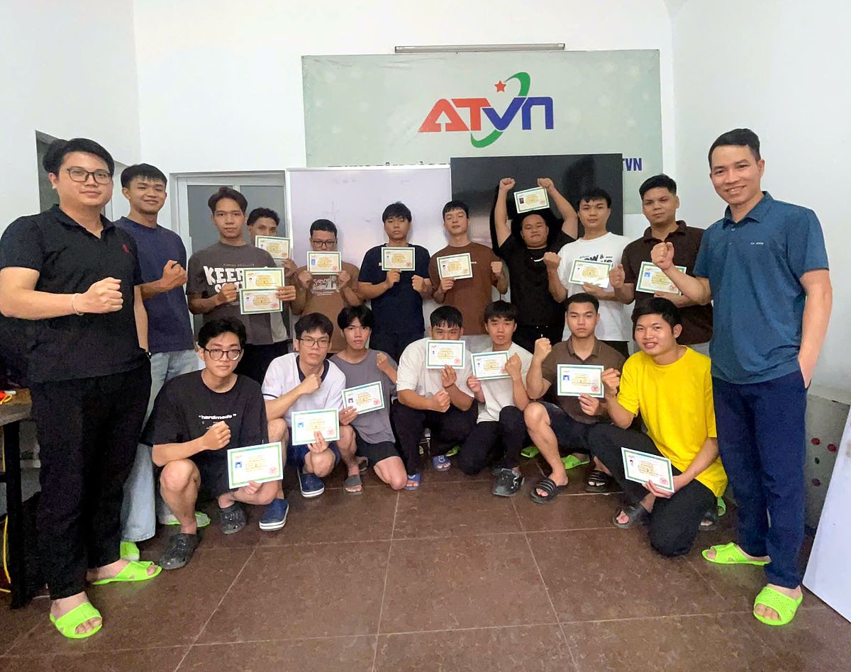 Học viên nhận chứng nhận hoàn thành khóa học tại ATVN