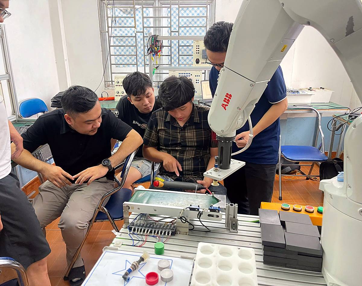 Học viên thực hành lập trình robot ABB tại ATVN