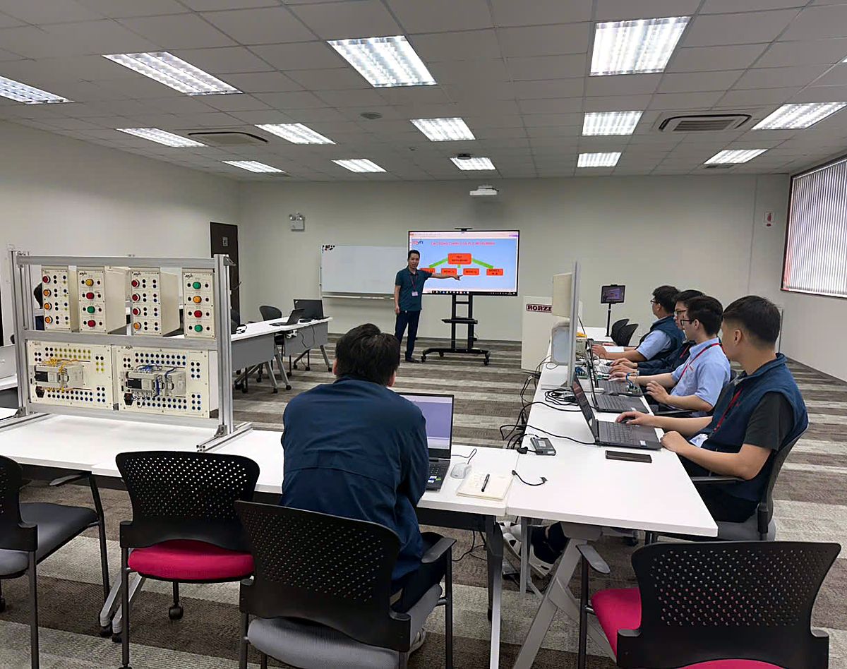 Phòng thực hành PLC với mô hình và trạm điều khiển