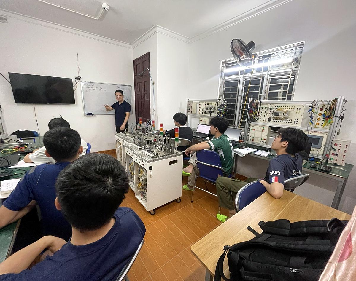 Học viên thực hành lập trình PLC trên thiết bị thật
