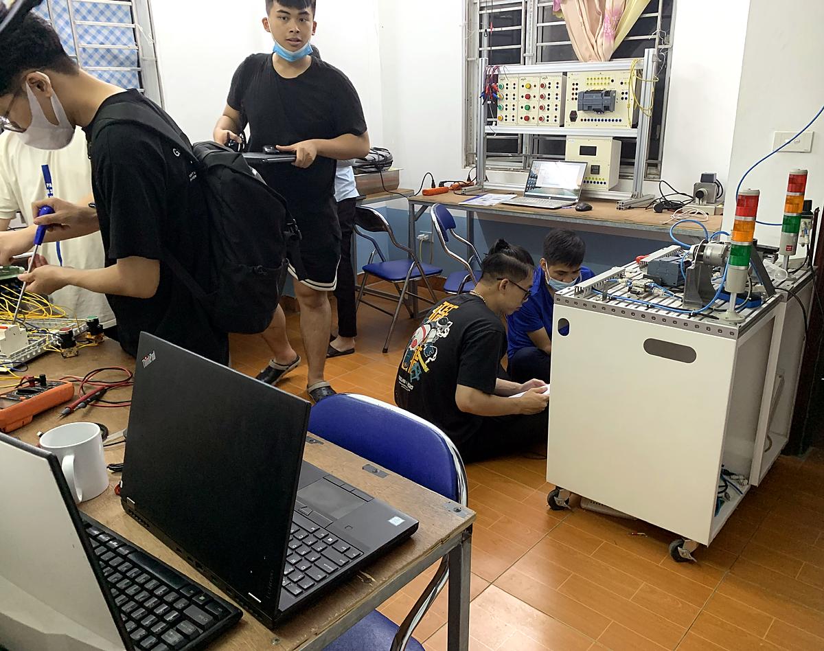Giảng viên ATVN kèm học viên thực hành PLC